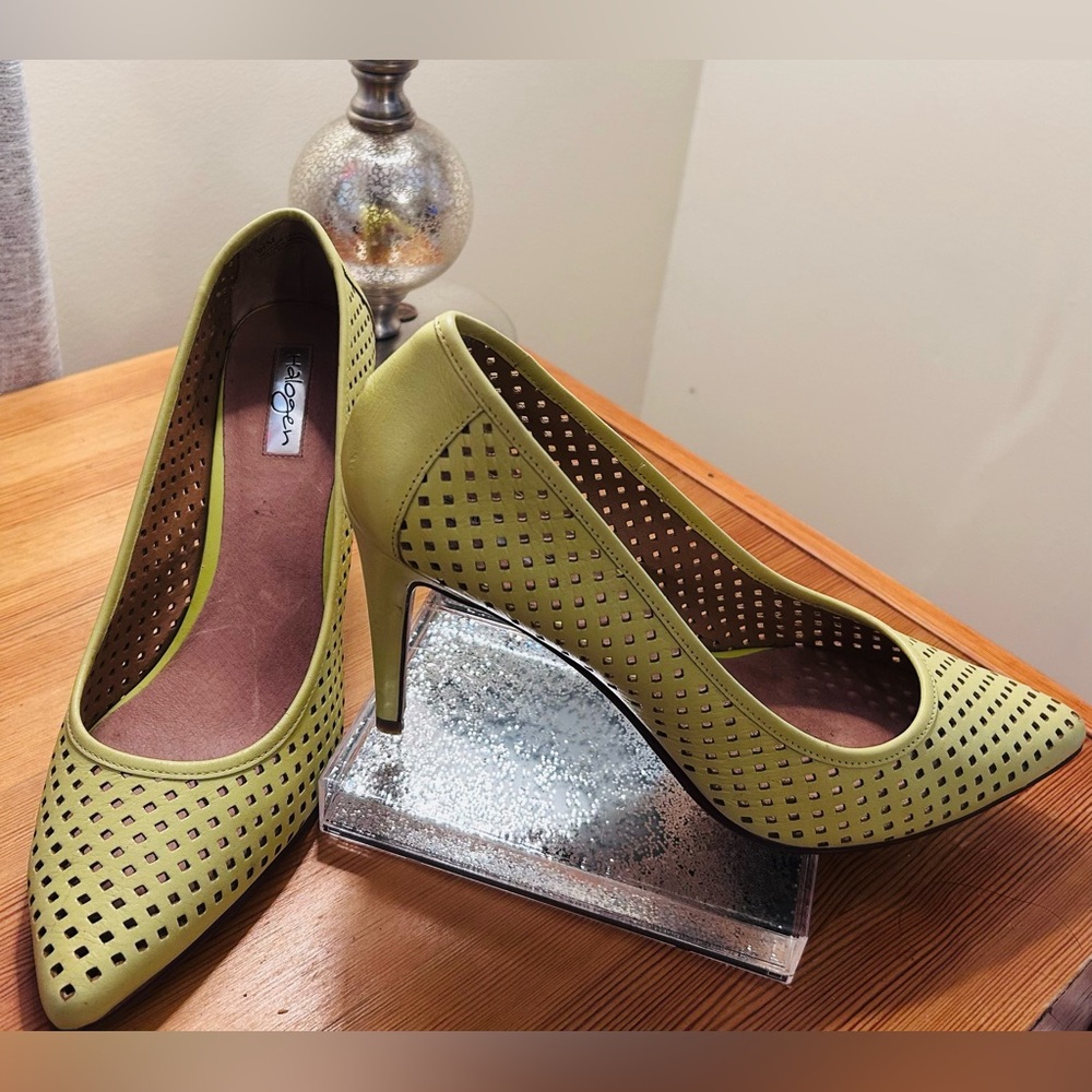 *SALE* ‘Mandie' Perforated Pointy Toe Pump (Women)
Halogen - Picture 4 of 9
